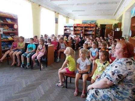 В летний период частыми гостями детской библиотеки являются дошколята